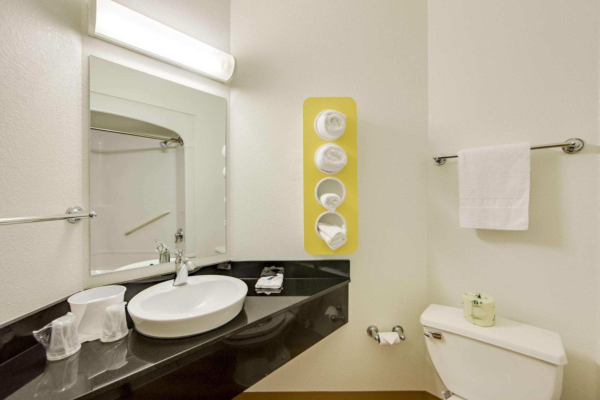Hotel 6-brampton, On - Toronto 2*