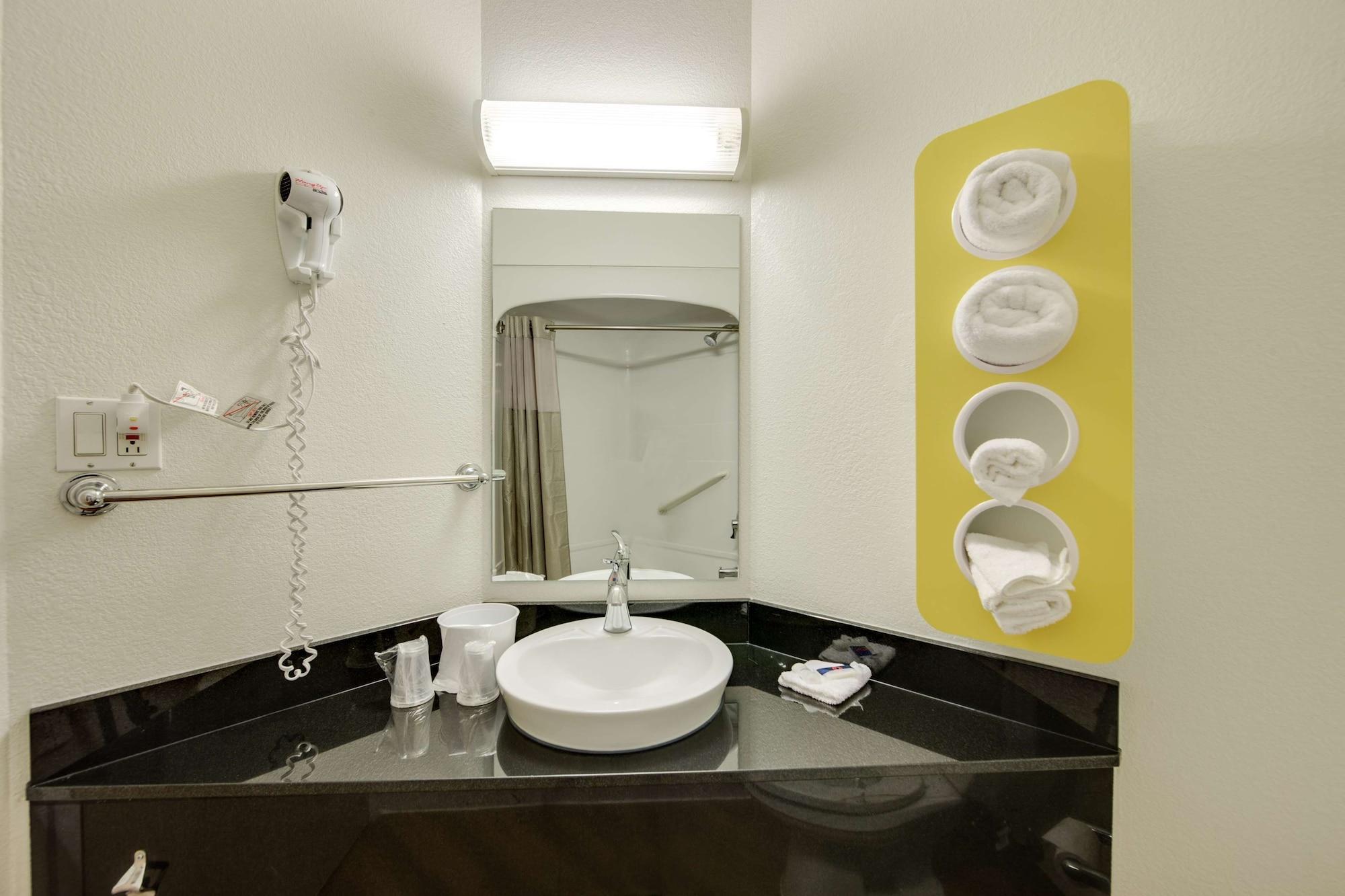 Hotel 6-brampton, On - Toronto Brampton