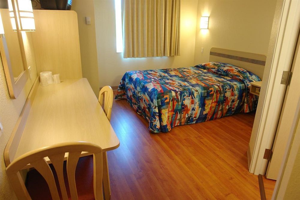 Hotel 6-brampton, On - Toronto