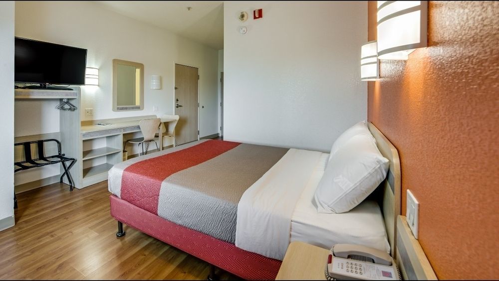 Hotel 6-brampton, On - Toronto 2*