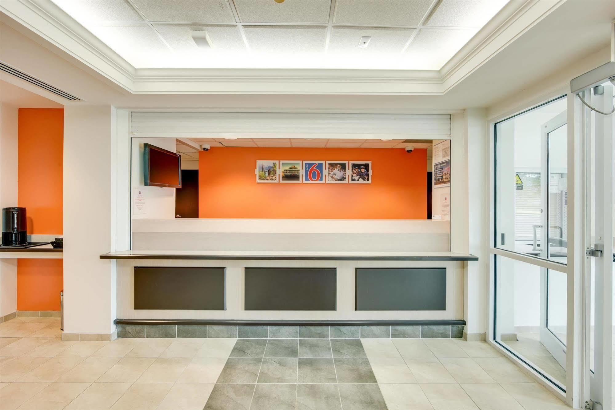 Hotel 6-brampton, On - Toronto 2*