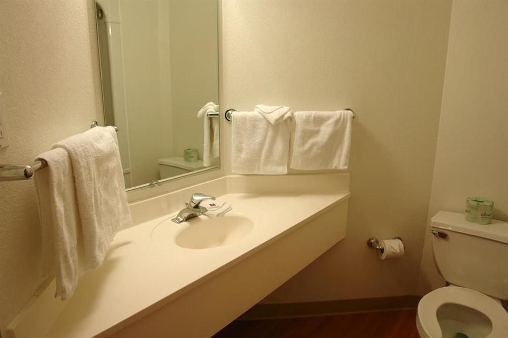 Hotel 6-brampton, On - Toronto